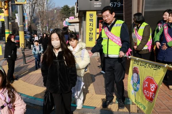 -23일 이상일 시장이 동막초등학교 앞에서 교통지도 봉사활동 하는 모습 사진 용인특례시