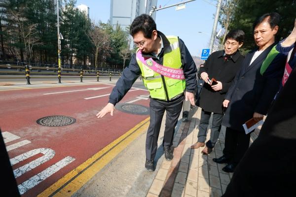 -이상일 시장이 동막초등학교 정문 인근 도로의 승하차구역을 점검하고 있다 사진 용인특례시