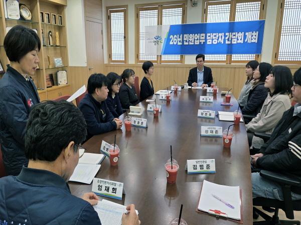 -김광열 영덕군수는 지난 19일 민원창구 최일선에서 근무하는 직원 10여 명과 함께 소통간담회를 열었다 사진 영덕군