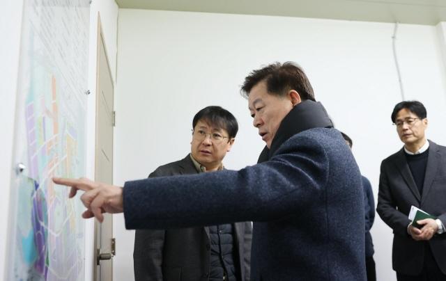 -박승원 시장이 지난달 광명시흥 테크노밸리 공사 현장을 방문해 진행 현황을 점검하고 있는 모습 사진 광명시