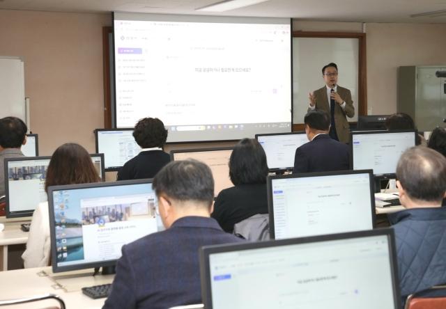 -안양시 직원들이 20일 AI 업무비서 활용교육을 받고 있다 사진 안양시