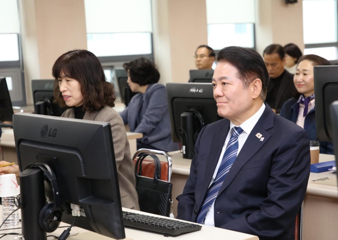 -최대호 시장오른쪽을 비롯한 간부공무원들이 AI 업무비서 활용교육을 받고 있다 사진 안양시