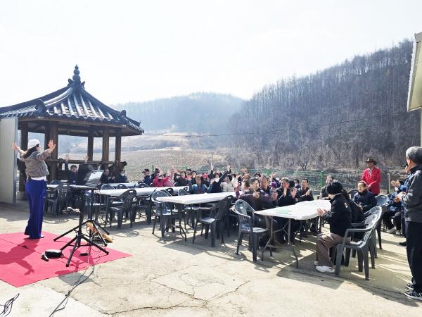 -청송군이웃사촌복지센터는 지난 19일 파천면 지경리 마을회관에서 파천면 지경리 마을복지추진단 선포식을 개최했다 사진 청송군