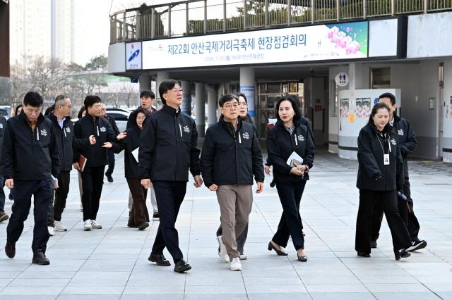 -23일 이민근 시장이 안산문화광장에서 시 관계자들과 함께 제22회 안산국제거리극축제 현장점검을 하고 있다. (사진 = 안산시)