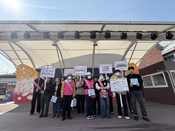 -영양군은 24일 제16회 결핵예방의 날을 맞아 영양전통시장 일대에서 결핵예방 캠페인을 실시했다 사진 영양군