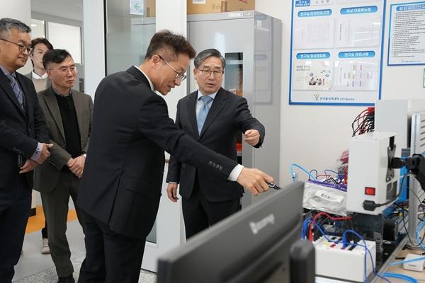 -강상구 부시장오른쪽이 최근 한국폴리텍대학 나주전력기술원을 방문해 전력기술 분야 전문 인력 양성 방안 등 주요 현안을 논의하고 있다 사진 나주시