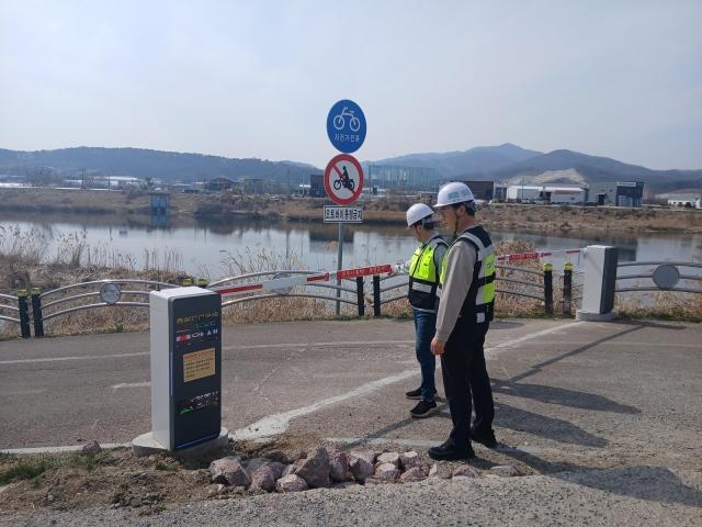 -경기재난안전지킴이가 하천변 보행 안전을 위한 점검을 하고 있다 사진 경기도