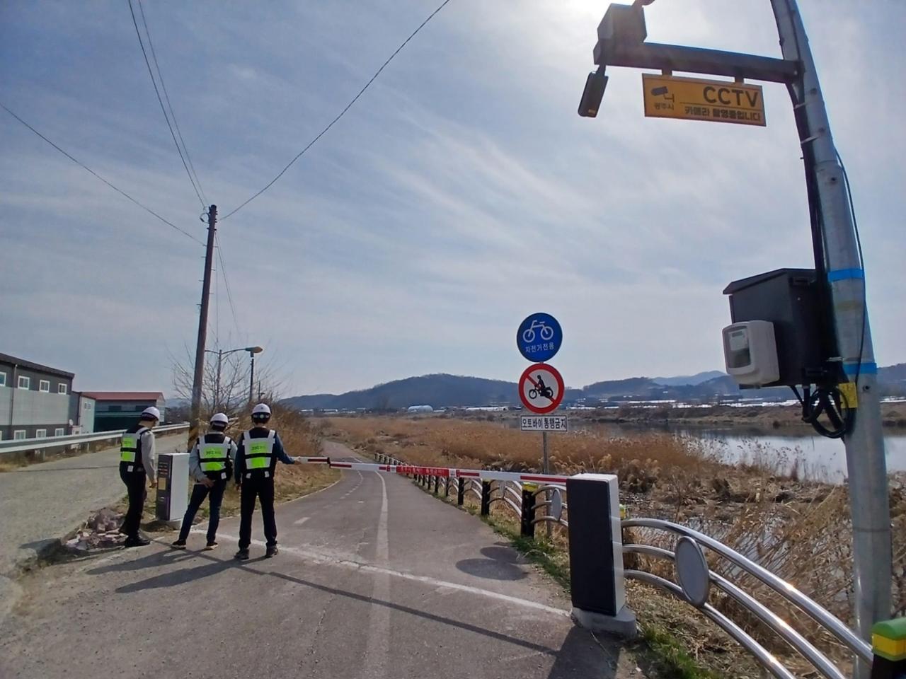 -하천변 보행 안전을 위해 경기재난안전지킴이가 점검을 하고 있다 사진 경기도