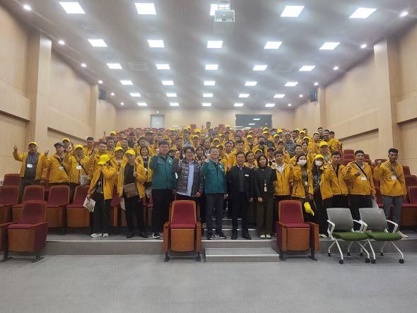 -봉화군 2026년 외국인 계절근로자 첫 입국 근로자 200명 입국 맞아 교육검사보험 가입 등 지원 사진 봉화군