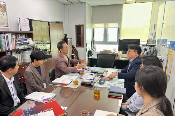 -구미시는 24일 정부세종청사 산업통상부 농림축산식품부 국토교통부를 차례로 방문해 구미의 미래를 바꿀 주요 역점 사업에 대한 적극적인 관심과 국비 지원을 요청했다 농림축산식품부 간담 모습 사진 구미시