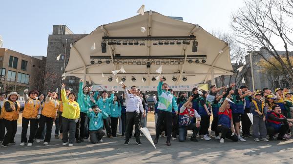 -iM뱅크는 대한적십자사 대구지사와 함께 탄소중립 실천과 도심 생태계 보존을 위한 나무 한 그루 탄소중립 한 걸음 행사를 실시했다고 밝혔다 사진 DGB대구은행