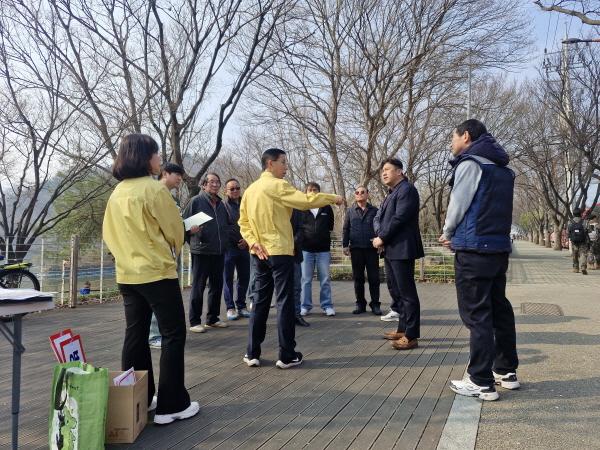 -대구경북지방병무청은 24일 금년도 동원훈련첫 집단수송 집결지대구문화예술회관에서 인도인접지안동예비군훈련장까지 수송 전 과정에 대해 안전수송을 점검하고 예비군들을 격려했다 사진 대구경북지방병무청