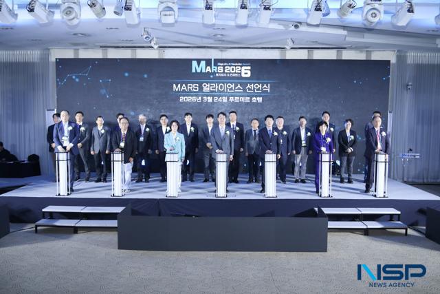 -24일 정명근 화성시장앞 줄 가운데과 배정수 화성시의회 의장앞 줄 오른쪽 세번째 추미애 국회의원앞 줄 왼쪽 세번과 기업대표 및 관계자들이 MARS 얼라이언스 선언식에서 기념촬영을 하고 있다 사진 조현철 기자