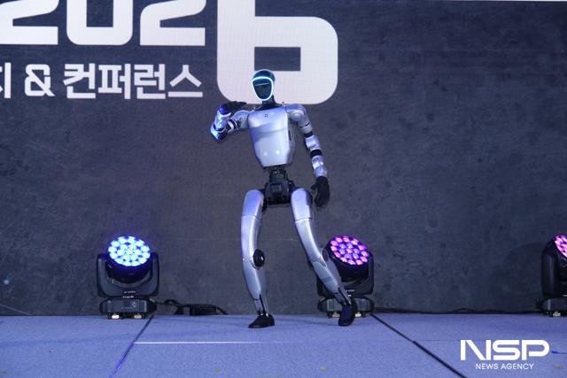 -MARS 2026 행사에서 휴머노이드 로봇인 댄스 퍼포먼스를 보여주고 있다 사진 조현철 기자