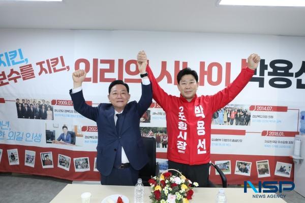 -공원식 예비후보왼쪽가 후보직을 사퇴하고 박용선 예비후보 지지를 공식 선언했다 사진 박용선 예비후보 선거사무소