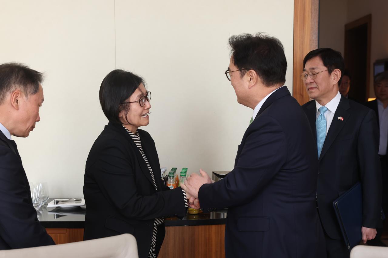 -우원식 국회의장이 이태원 참사로 희생된 고 김인홍 씨 부모님과 누나를 만나 인사를 나누고 있다 사진 국회의장 공보수석실