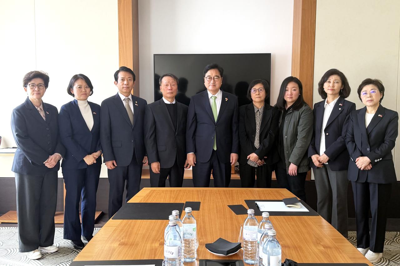 -우원식 의장과 더불어민주당 이강일박지혜 의원 국민의힘 김정재강선영 의원 조국혁신당 강경숙 의원이 고 김인홍 씨 가족들을 위로했다 사진 국회의장 공보 수석실