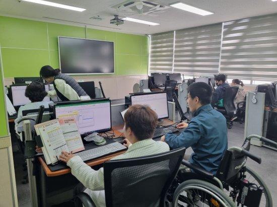 -발달장애인들 컴퓨터 관련 교육 사진 광양시청