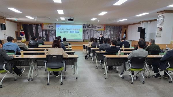 -경상북도울진교육지원청은 지난 23일 교육지원청 3층 대회의실에서 관내 초중고등학교 교감 및 교육지원청 관계자 35명을 대상으로 2026학년도 관리자 온통 연수데이를 개최했다 사진 울진교육지원청