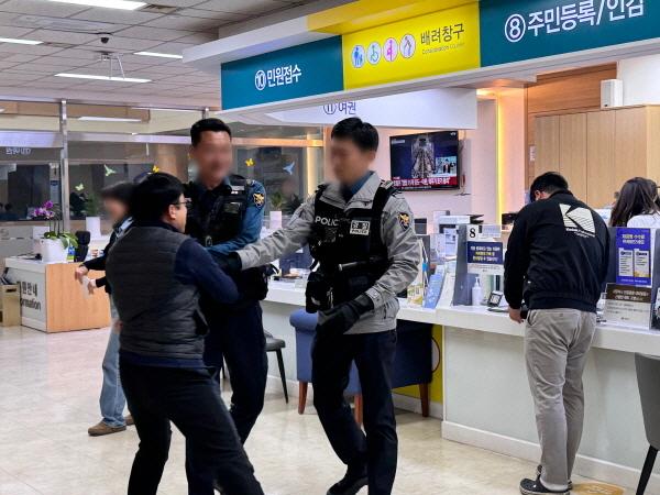 -영양군은 지난 24일 군청 종합민원실에서 폭언폭행 등 특이 민원 발생 상황을 대비해 모의훈련을 실시했다 사진 영양군