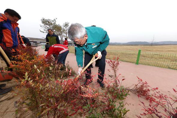 -예천군 제81회 식목일 기념 나무 심기 행사 개최 한천 산책로 일원 수목 8000본 식재 산불예방 캠페인도 함께 실시 사진 예천군