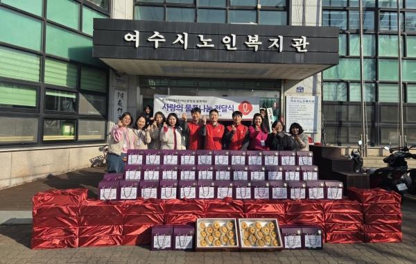 -롯데케미칼 여수공장이 여수지역 내 독거어르신 세대에 직접 조리한 밑반찬을 전달했다 사진 롯데케미칼