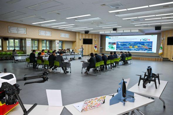 -영주시는 드론실증도시 구축사업의 일환으로 추진된 드론배송 사업을 고도화해 7kg급 고중량 물품 배송과 왕복 20km 규모의 장거리 물류배송 실증을 추진할 예정이다 사진 영주시