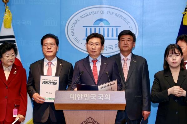 -이상일 시장이 소통관에서 송석준 국회의원 광주이천가평양평 등 수도권 자치단체장과 기자회견을 여는 모습 사진 용인특례시