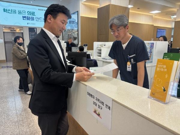 -포항시는 최근 에스포항병원을 방문해 퇴원환자 연계사업 운영 현황을 살피고 의료와 복지 간 연계 체계를 점검했다 사진 포항시