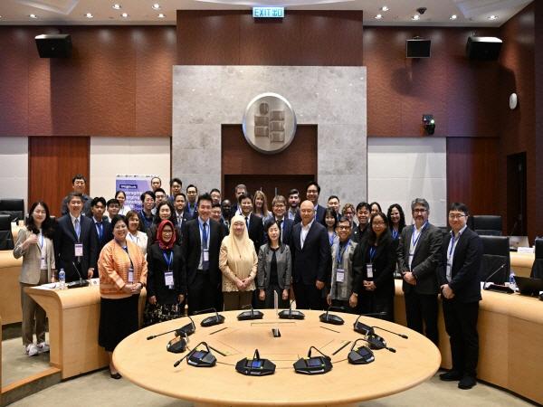 -한국교육학술정보원은 24일부터 25일까지 홍콩교육대학교EduHK에서 동남아교육장관기구SEAMEO 유네스코 교육정보기술연구원UNESCO IITE 라틴아메리카카리브 교육연구혁신연구소SUMMA 등과 함께 미래 교원정책개발을 주제로 국제회의를 개최했다 사진 한국교육학술정보원