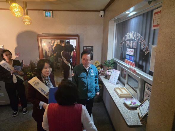 -강남동 일대 숙박업소와 음식점을 방문해 위생 상태와 서비스 준비 상황을 점검하고 도민체전 기간 중 방문객들이 안심하고 머무를 수 있도록 철저한 관리와 친절한 응대를 당부했다 사진 안동시