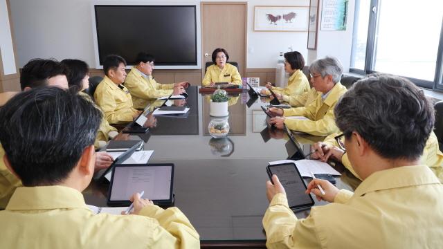 -김보라 안성시장이 26일 중동 전쟁으로 인한 에너지 위기에 대응하기 위해 긴급회의를 주재하고 있다 사진 안성시
