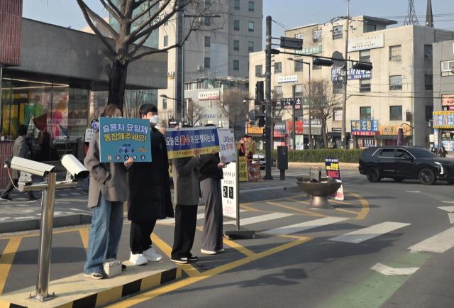 -25일 광명시청 직원들이 시청 청사 정문에서 승용차 요일제5부제 홍보 캠페인에 참여하고 있다 사진 광명시