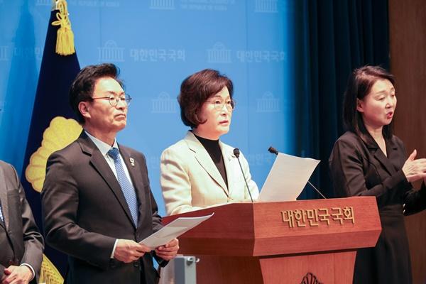 -기자회견 중인 오세희 국회의원가운데 사진 오세희 의원실