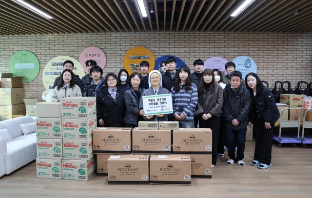 -26일 용인도시공사 직원들이 관내 미혼모 보호시설인 생명의 집을 방문해 지원 활동을 펼쳤다 사진은 후원물품 전달에 앞서 기념촬영을 하고 있는 모습 사진 용인도시공사