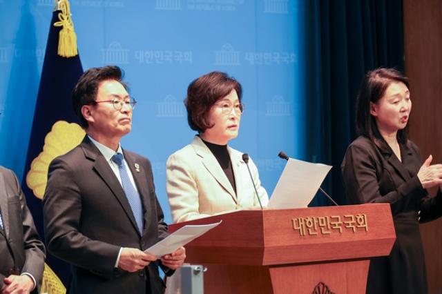 [NSP PHOTO]오세희 의원 국회 소통관 기자회견서 추경 필요 제기