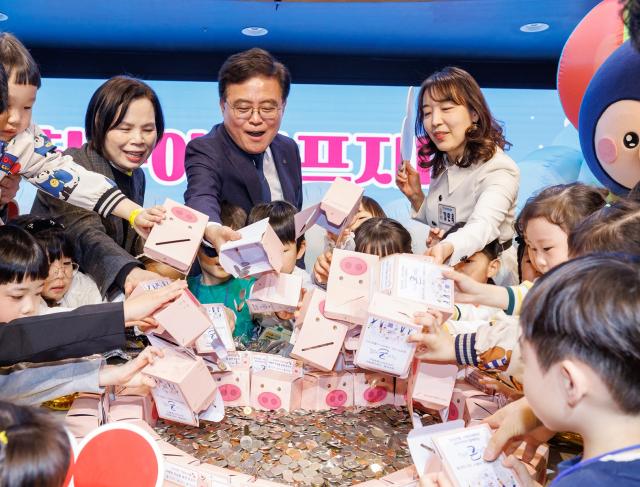 [NSP PHOTO]사진속이야기 아이들 손에서 쏟아진 동전3655만원의 마음이 모였다