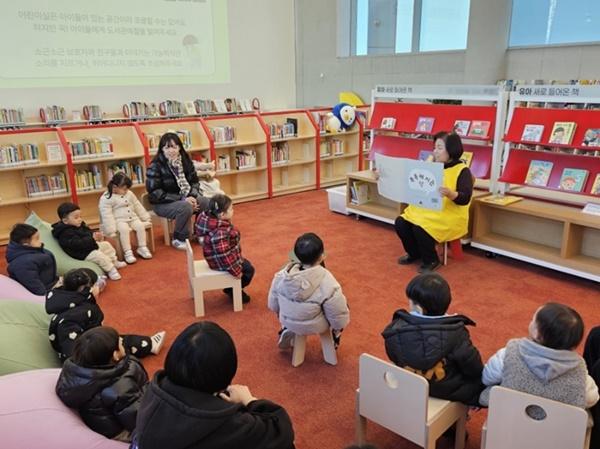 -사서와 시민 자원봉사자의 책읽어주기 사진 파주시