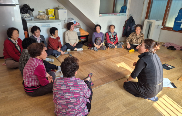 -여수시가 경로당과 마을회관 등을 이용하는 어르신들에게 스마트폰 사용법을 교육한다 사진 여수시