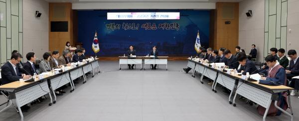 -경상북도는 27일 도청 화백당에서 경국대 공공기관 등과 함께 경국대 공공형대학 성공을 위해 행정부지사공공기관 기관장 간담회를 개최했다 사진 경상북도
