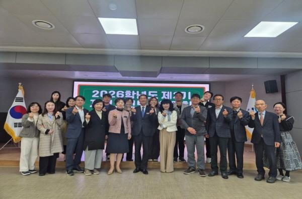 -경상북도칠곡교육지원청은 지난 26일 칠곡교육지원청 3층 대회의실에서 지역교권위원 18명이 참석한 가운데 제2기 지역교권보호위원회 위촉식 및 역량 강화 연수를 실시했다 사진 칠곡교육지원청