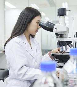 -동아제약 연구원이 연구하는 모습 사진 동아제약