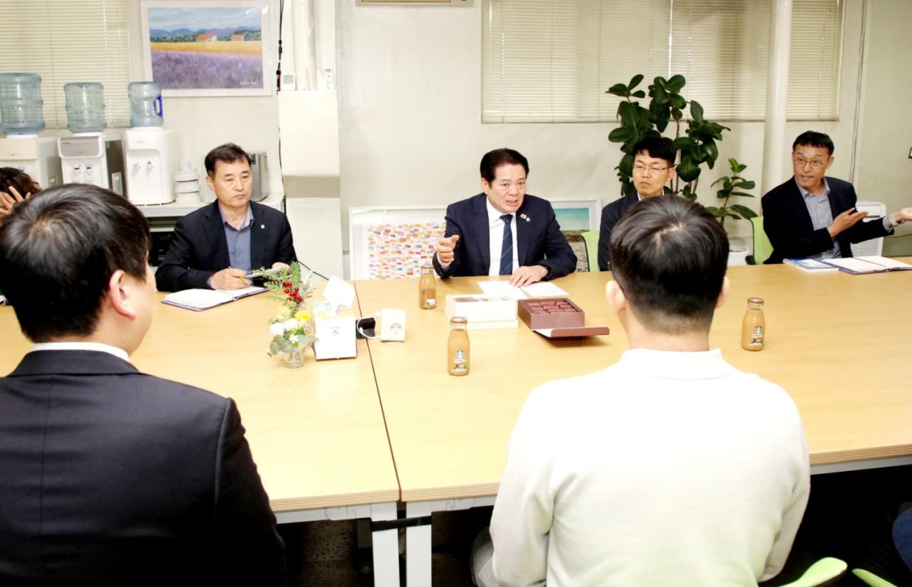 -최대호 시장이 26일 오후 중동사태와 관련해 케이디랩을 방문해 기업 관계자들과 면담을 하고 있다 사진 안양시