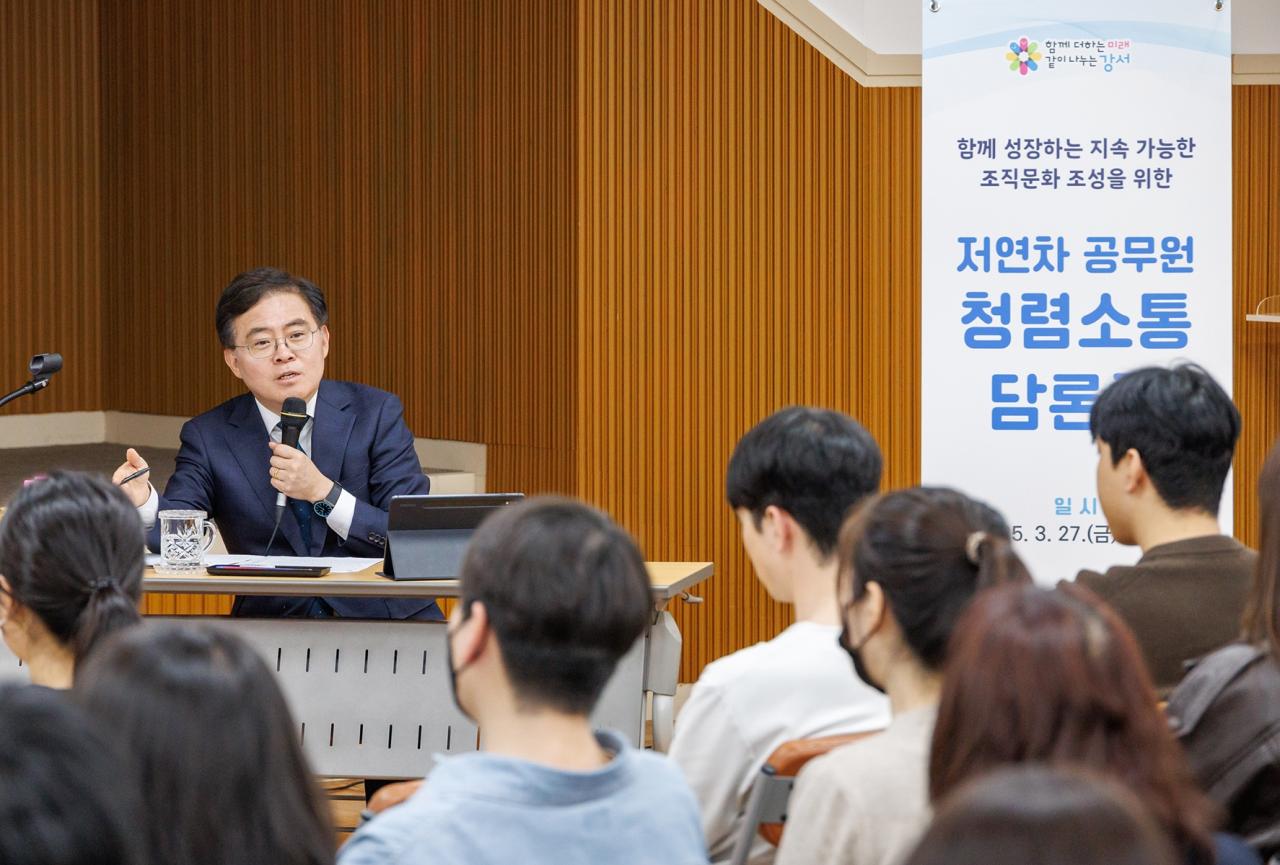 -진교훈 서울 강서구청장정면이 27일 구청 지하상황실에서 열린 저연차 공무원 청렴소통 담론회에서 직원들과 이야기를 나누고 있다 사진 서울 강서구