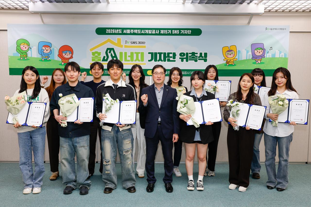 -이석중 SH 홍보실장앞줄 왼쪽 네 번째과 홈 시너지 기자단 기자들이 파이팅을 외치고 있다 사진 서울주택도시개발공사SH