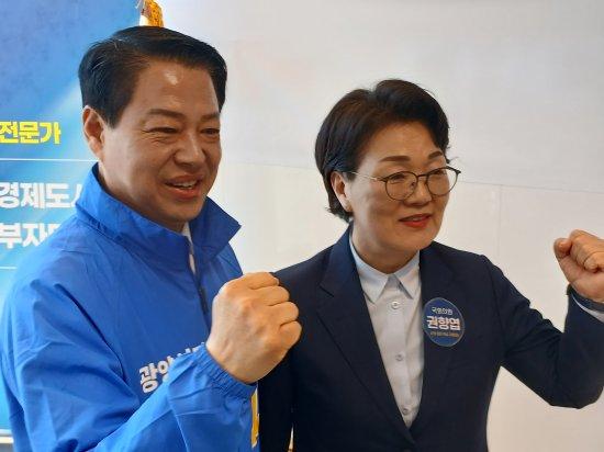 -박성현 광양시장 예비후보좌 권향엽 국회의원우 화이팅을 외치고 있다 사진 박성현 광양시장 예비후보 선거사무소