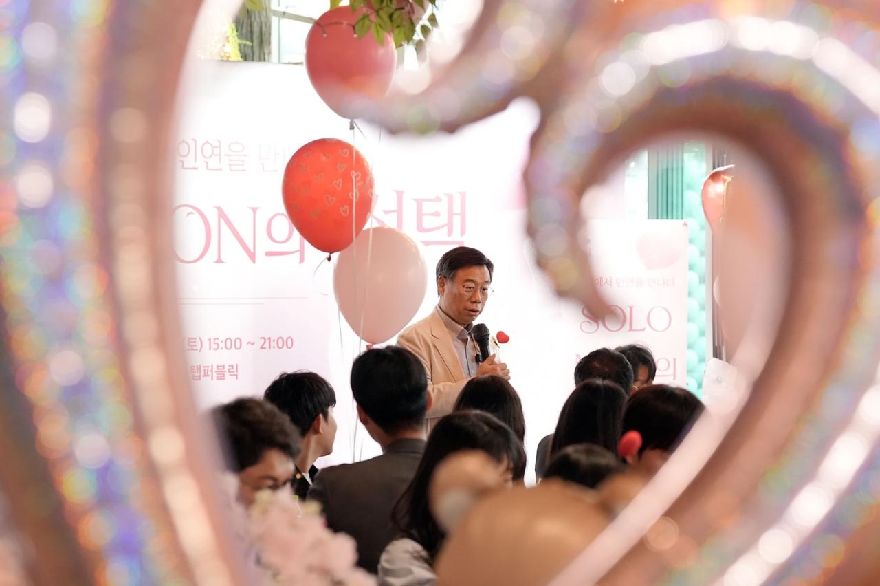 -신상진 시장이 분당구 백현동 탭퍼블릭에서 열린 성남시 솔로몬의 선택 24기 행사에서 인사말을 하고 있다 사진 성남시