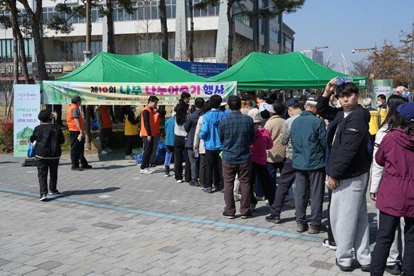 -나주시가 최근 빛가람호수공원에서 개최한 제10회 나무 나누어주기 행사 사진 나주시