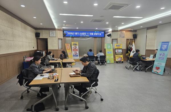 -경산시는 경기 침체와 소비 위축 등으로 어려움을 겪고 있는 지역 소상공인의 경영 애로를 해소하고 자생력 강화를 지원하기 위해 30일 경산시청 별관 회의실에서 소상공인 11 맞춤 상담의 날을 개최했다 사진 경산시