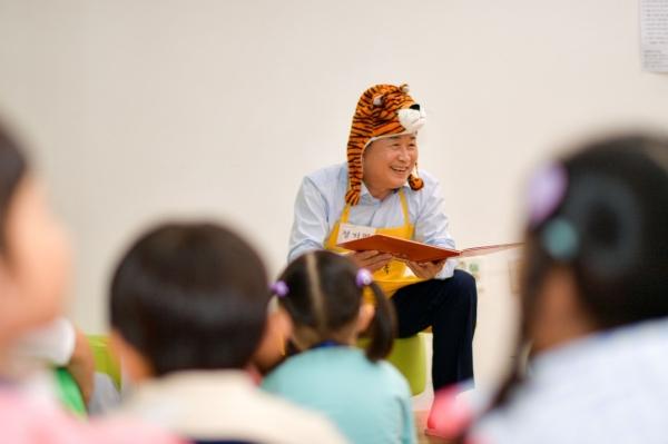 -정기명 예비후보가 시장 재임기간 어린이집을 방문해 어린이들과 시간을 보내고 있다 사진 후보사무실